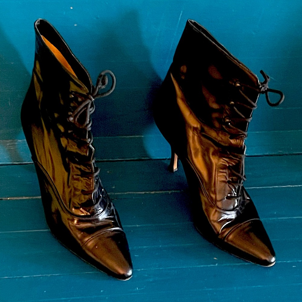 Gorgeous 🔥🔥Gucci: Black, Patent leather, Lace-up Ankle boots size 8.5 AA